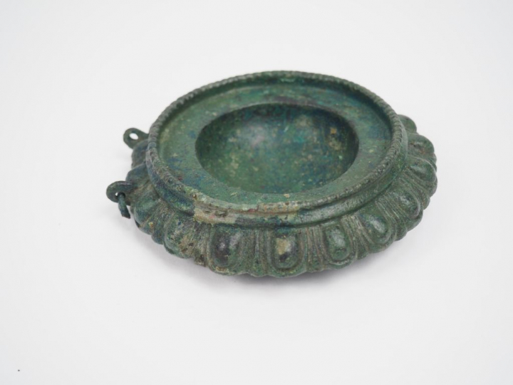 Ustensile en bronze en forme de cupule décorée de rangée d’oves. Epoqu