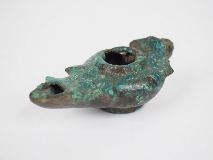 Lampe à huile en bronze. Période romaine. L. : 9 cm.