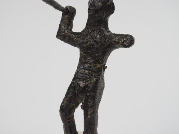 Statuette en bronze d’un personnage tenant une lance dans sa main droi