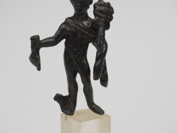Statuette en bronze du dieu Mercure vêtu d’une chlamyde, coiffé d’un p