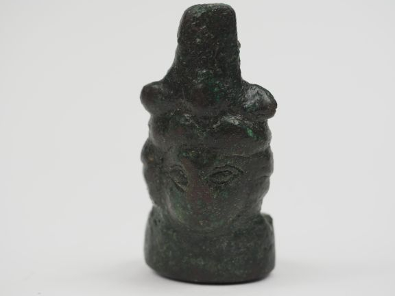 Tête romaine en bronze. H. : 6.5 cm.