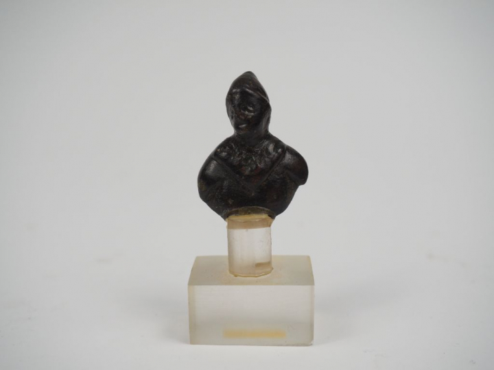Buste de personnage en bronze. Période romaine. H. : 3 cm.