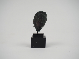 Vente aux enchères Tête en bronze. Période romaine. H. : 3.2 cm.