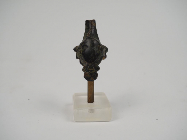 Fragment d’anse en bronze décorée d’une tête en applique. Période roma