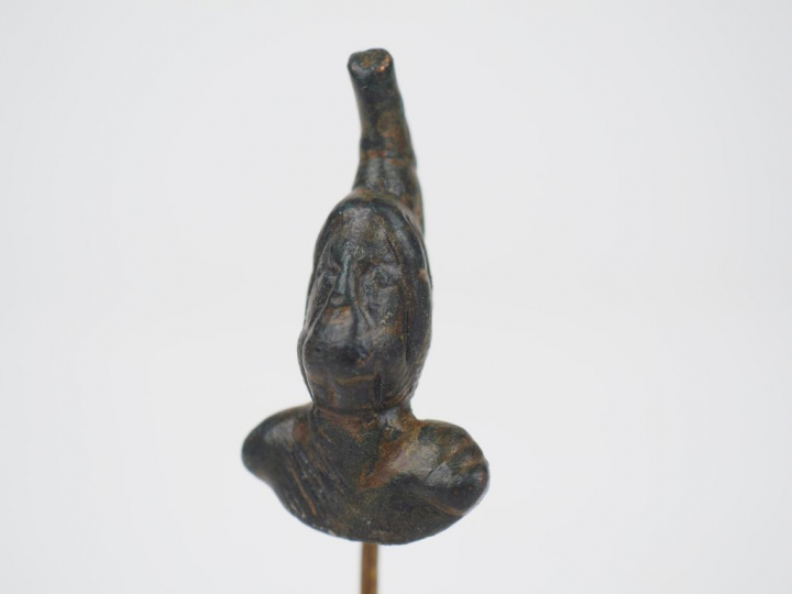 Buste en bronze de Mars barbu et casqué. Epoque romaine. H. : 4.2 cm.