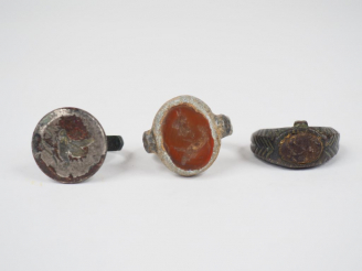 Vente aux enchères Trois bagues avec intailles en cabochon.