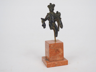 Vente aux enchères Statuette en bronze du dieu Mercure vêtu d’une chlamyde, coiffé d’un p