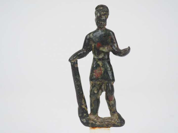 Statuette antique en bronze figurant Hercule appuyé sur sa massue. Pér