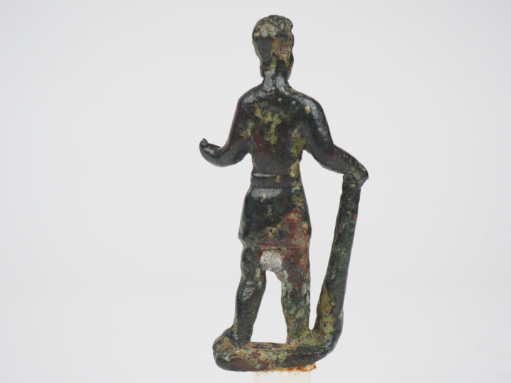 Statuette antique en bronze figurant Hercule appuyé sur sa massue. Pér