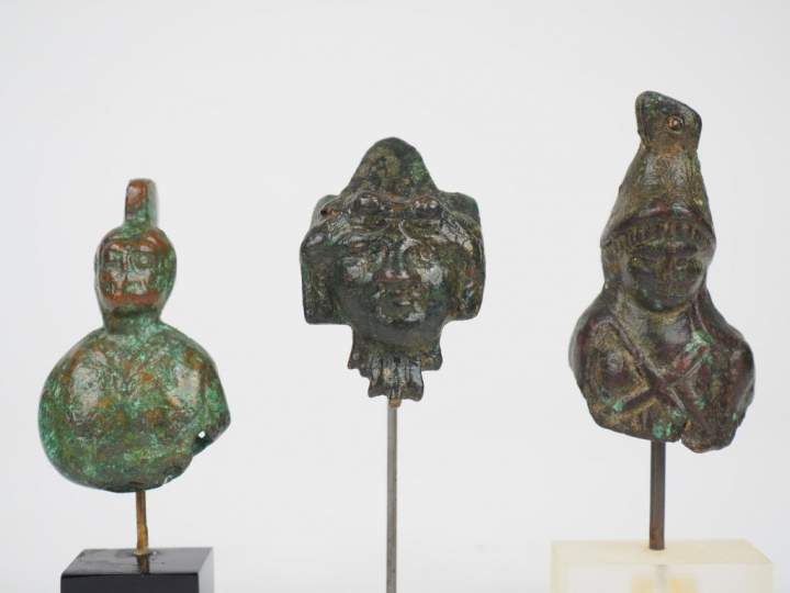 Deux bustes et une anse/applique en bronze. Epoque romaine. H. : 6 cm,