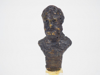 Vente aux enchères Buste romain en bronze. H. : 7.5 cm.