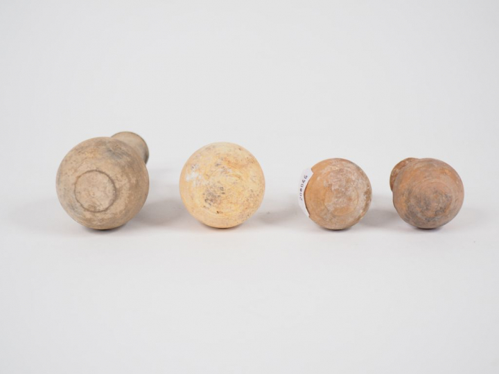 Quatre unguentaria en céramique. Ier s. av. ou apr. J.-C. H. : 11.5 cm