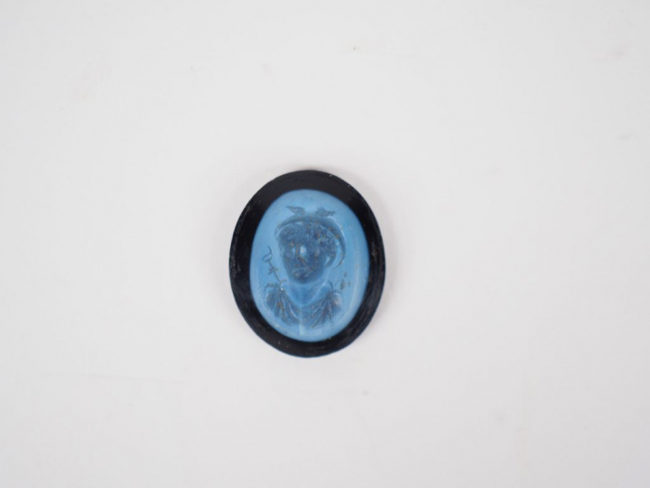 Intaille nicolo (agate ou pâte de verre à deux couches, ici bleue et n
