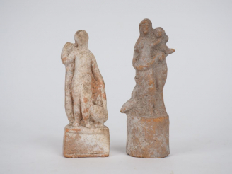 Vente aux enchères Deux figurines d’Aphrodite en terre cuite. Bassin Méditerranéen. Pério