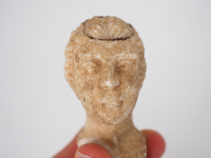 Lot composé de deux têtes féminines, l’une en marbre (collage au nivea