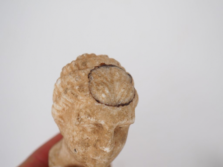 Lot composé de deux têtes féminines, l’une en marbre (collage au nivea