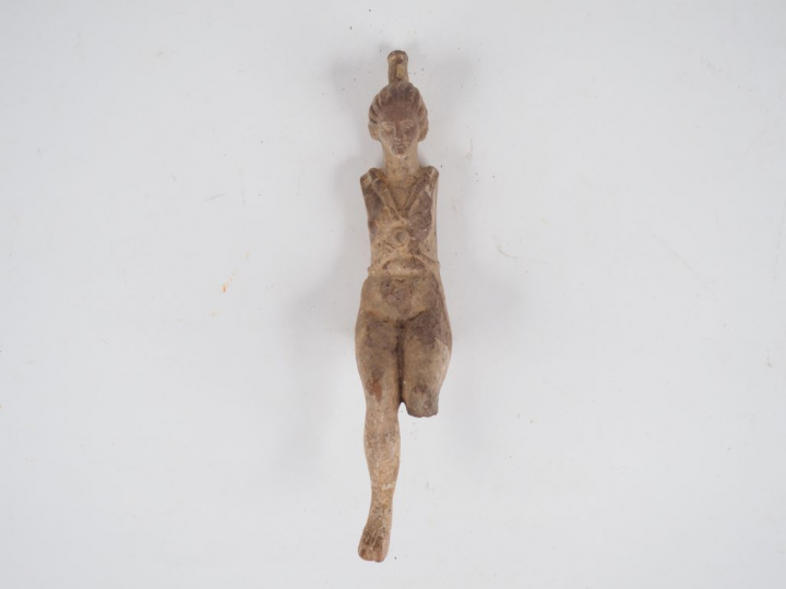 Figurine en terre cuite d’une jeune fille assise, sans bras, nue mais 