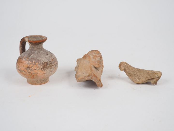 Lot composé d’un vase votif et de deux fragments de figurine en terre 