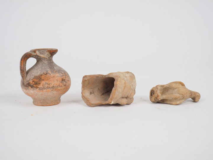 Lot composé d’un vase votif et de deux fragments de figurine en terre 