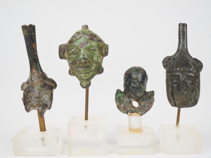 Lot de quatre têtes antiques en bronze. H. : 6 cm, 4 cm, 6.2 cm, 3.2 c