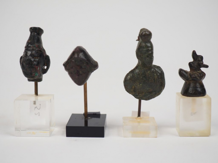 Lot de trois têtes antiques en bronze et d’un poids birman ou thaï. H.