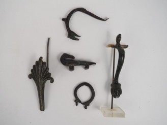 Vente aux enchères Lot de 5 anses et éléments d’objets antiques en bronze. H. : 7.7 cm, 9