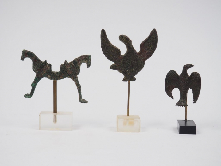 Trois petits bronzes zoomorphes antiques et/ou médiévaux. H. : 5 cm, 6