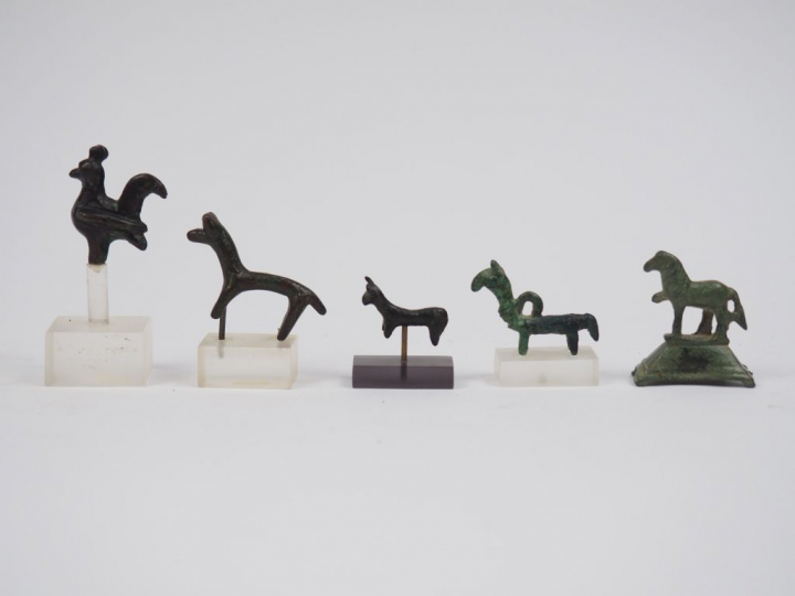 Cinq petits bronzes zoomorphes antiques dont un cheval romain sur socl