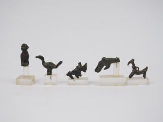 Vente aux enchères Cinq petits bronzes zoomorphes antiques dont un pendentif du Luristan 