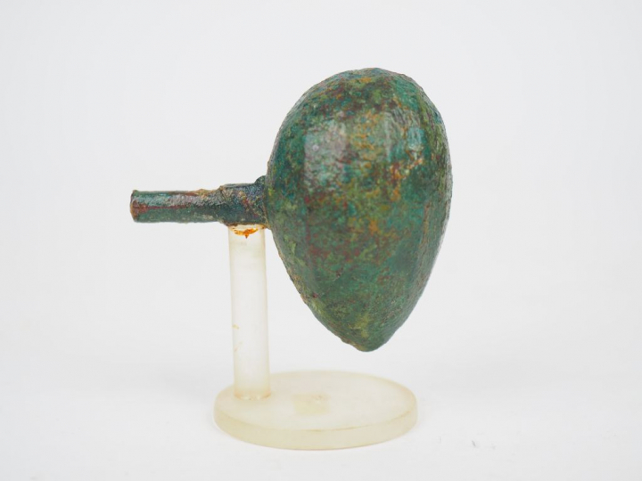 Lot de deux objets antiques en bronze.  H. : 7 cm et 5.4 cm