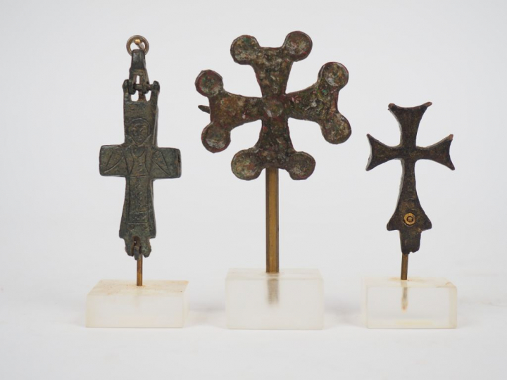Trois croix byzantines en bronze dont une broche et une croix-reliquai