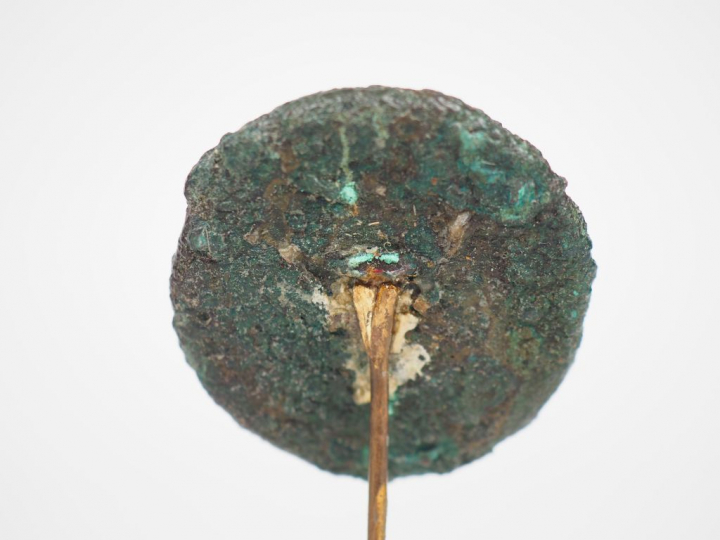 Trois objets antiques en bronze.  H. : 5 cm, 4.5 cm et L. : 4.5 cm.