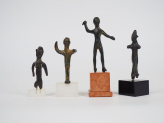 Vente aux enchères Quatre statuettes en bronze. Orient ancien et Etrurie. Fin IIeme et Ie