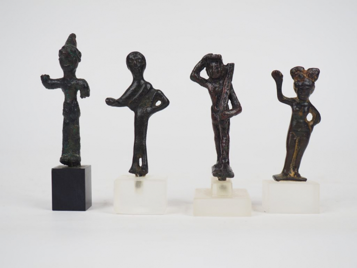 Quatre statuettes antiques en bronze. Différentes origines et périodes