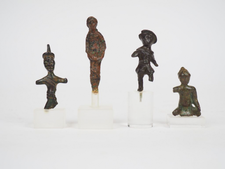 Quatre statuettes antiques en bronze.  H. : 7.2 cm, 6.5 cm, 6 cm et 5 