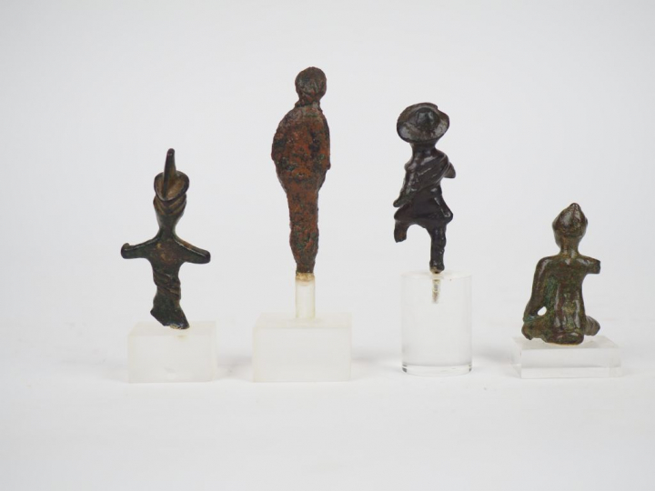 Quatre statuettes antiques en bronze.  H. : 7.2 cm, 6.5 cm, 6 cm et 5 