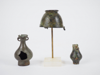 Vente aux enchères Trois vases votifs en bronze. Accidents.  H. : 7 cm, 4.5 cm, 4 cm.