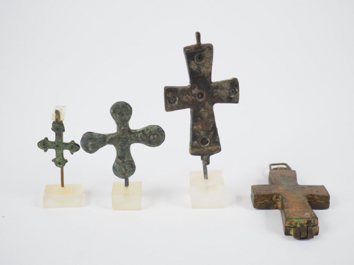 Quatre croix en bronze dont un reliquaire pectoral figurant d’un côté 