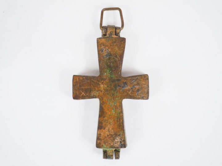 Quatre croix en bronze dont un reliquaire pectoral figurant d’un côté 