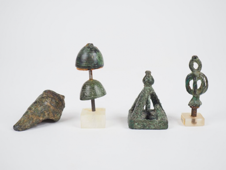 Quatre objets antiques en bronze dont un sceau égyptien. H. : 4.5 cm, 