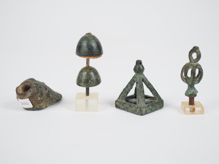 Quatre objets antiques en bronze dont un sceau égyptien. H. : 4.5 cm, 