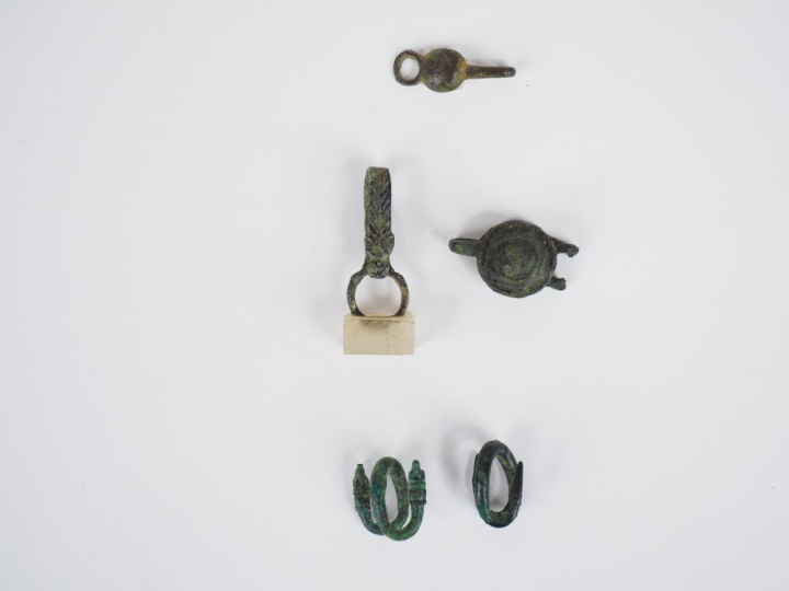 Cinq objets romains en bronze. H. : 3.5 cm, 3 cm, 2 cm.