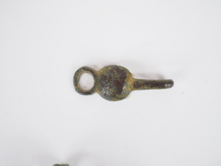 Cinq objets romains en bronze. H. : 3.5 cm, 3 cm, 2 cm.