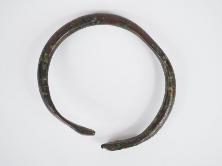 Bracelet protohistorique en bronze. Diam. : 9.5 cm.