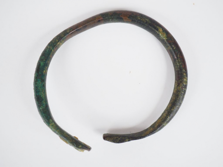Bracelet protohistorique en bronze. Diam. : 9.5 cm.