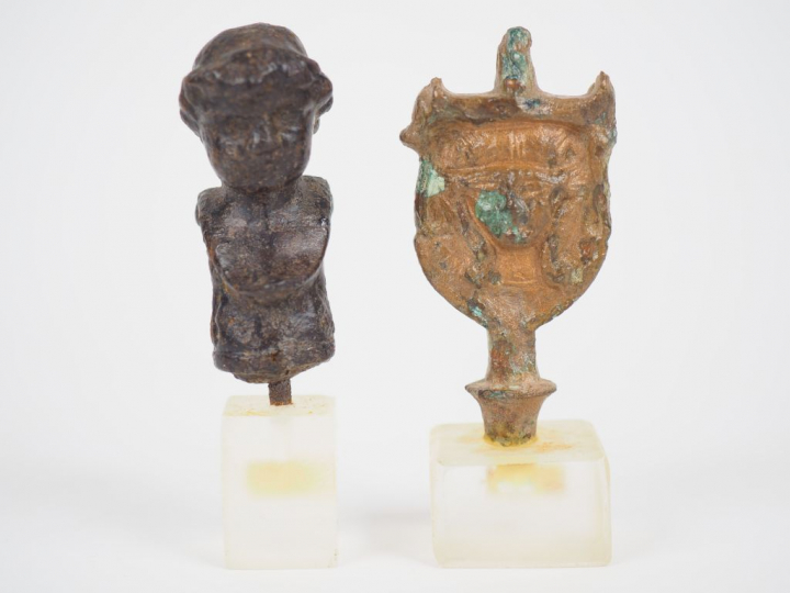 Tête hathorique (Egypte) et buste (romain) en bronze. H. : 5.5 cm, 6.5