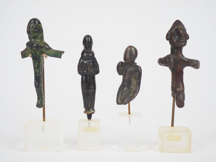 Quatre statuettes en bronze. H. : 7.5 cm, 6.5 cm, 5 cm, 7.5 cm.