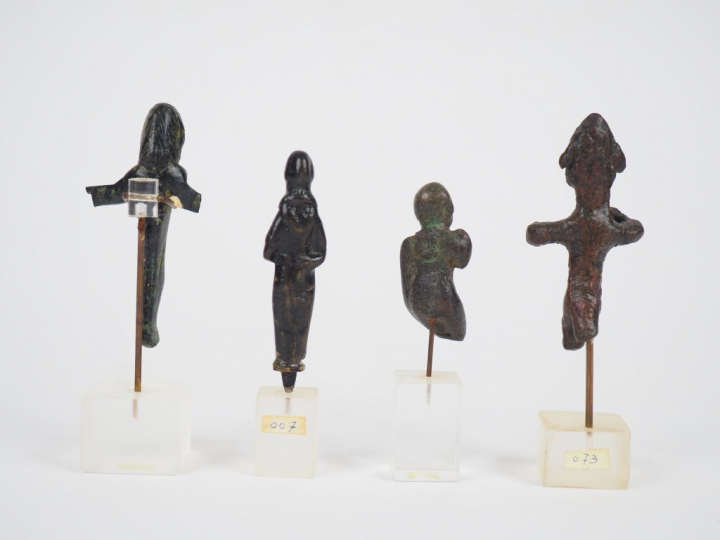 Quatre statuettes en bronze. H. : 7.5 cm, 6.5 cm, 5 cm, 7.5 cm.
