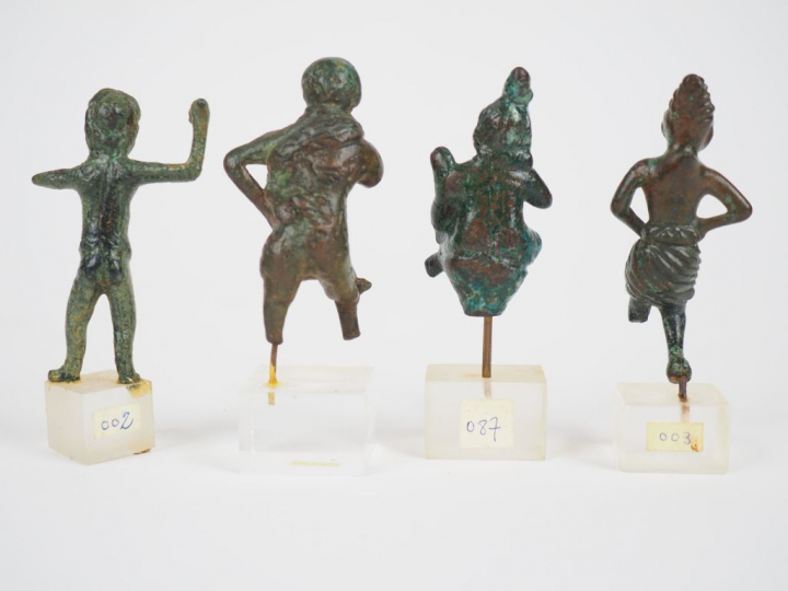 Quatre statuettes antiques en bronze. Origines et époques différentes 