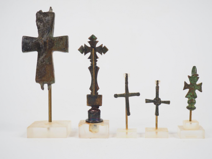Cinq croix en bronze dont une partie de reliquaire pectoral avec chris
